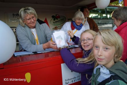 Der 5. Jahrgang hat fr den Weltkindertag gesammelt